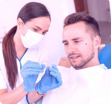 Dentista explicando para seu paciente sobre o alinhador invisível