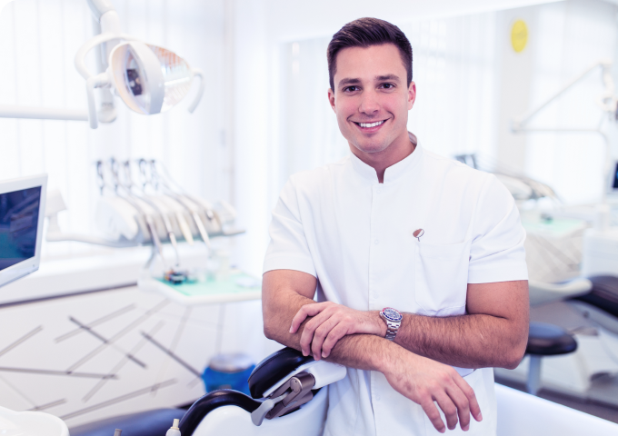 Homem em uma sala odontológica sorrindo